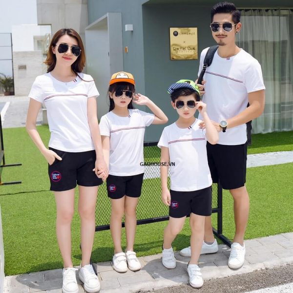 A group of people posing for a photo Description automatically generated with medium confidence