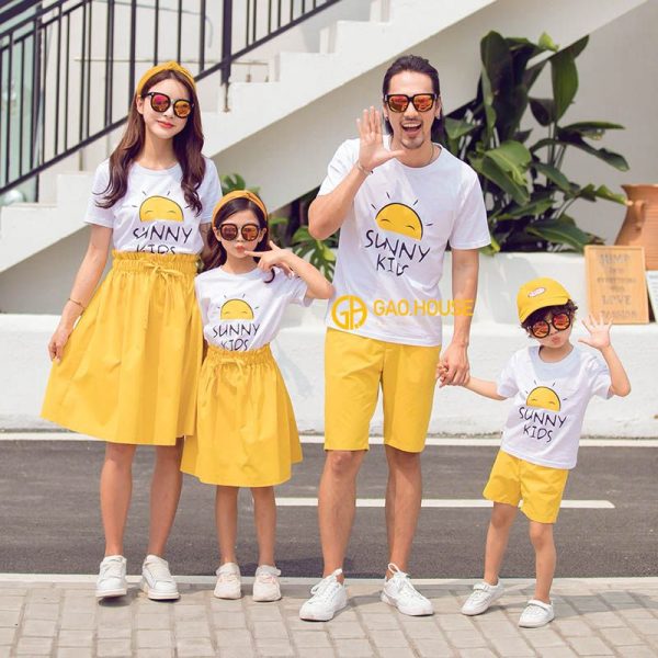 A group of people posing for a photo Description automatically generated with medium confidence