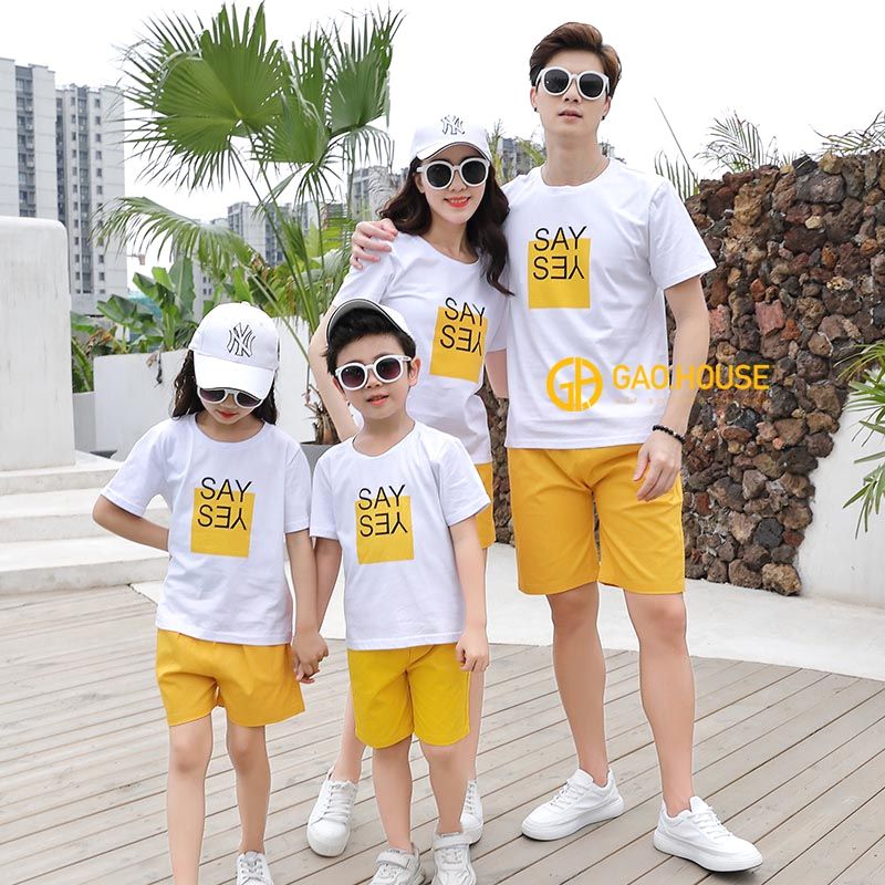 Mẫu áo gia đình mùa hè say yes màu trắng kết hợp quần kaki vàng cao cấp