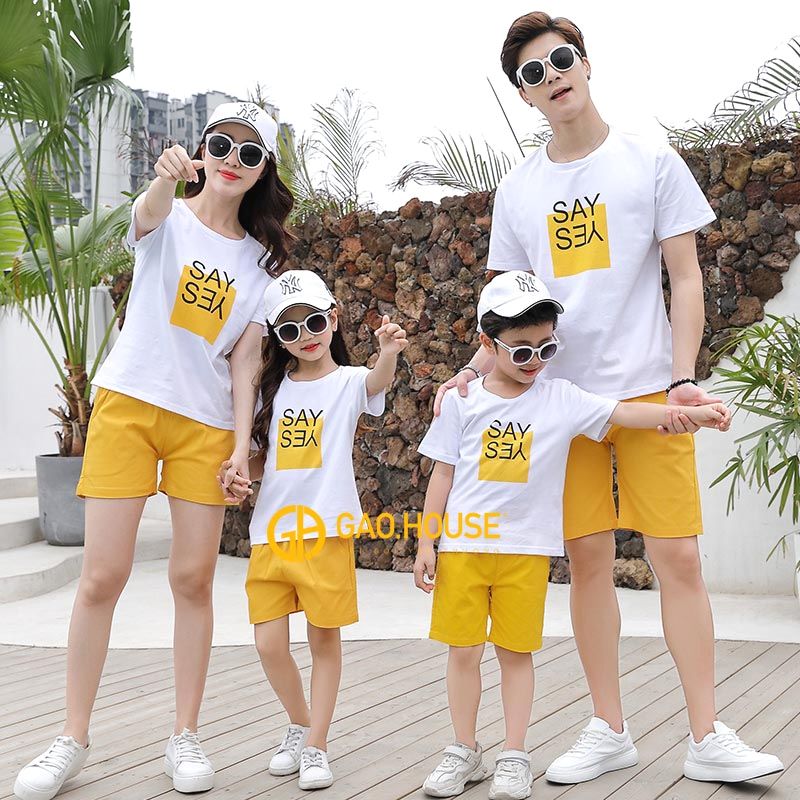 Mẫu áo gia đình mùa hè say yes màu trắng kết hợp quần kaki vàng 