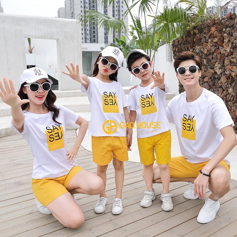Mẫu áo gia đình mùa hè say yes màu trắng kết hợp quần kaki vàng Gạo 