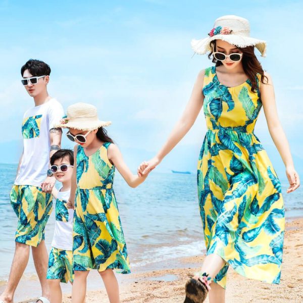 A group of people walking on a beach Description automatically generated with medium confidence