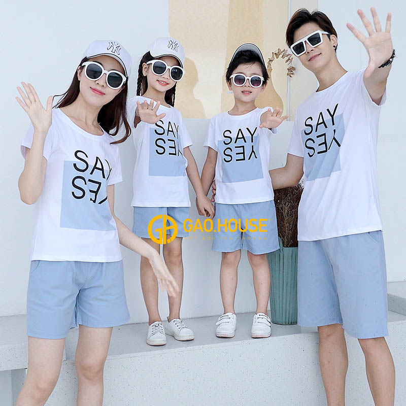 Mẫu áo gia đình mùa hè say yes màu trắng kết hợp quần kaki cao cấp