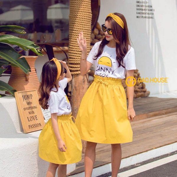 A picture containing yellow, person, child, school Description automatically generated