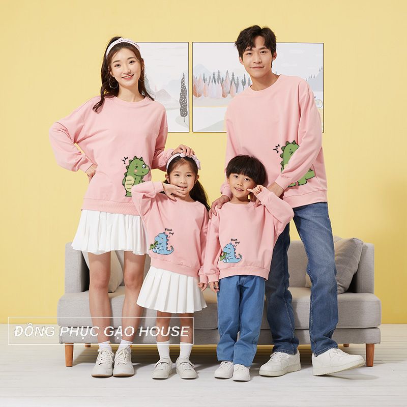 Gia đình 4 người chọn kiểu áo hooide in hình đại diện các thành viên trong nhà như một cách khẳng định chủ quyền "đây là gia đình của tôi"