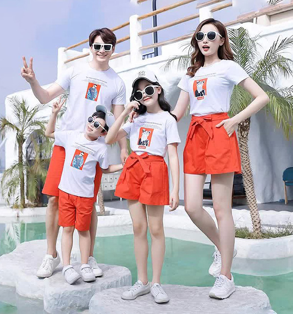 Áo gia đình đi biển màu trắng phối quần short màu đỏ cam cuốn hút
