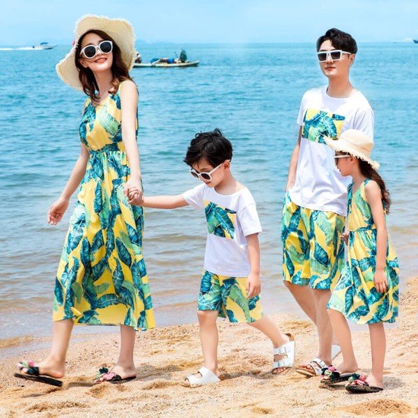 Mẫu áo váy gia đình in họa tiết hoa lá cành có thiết kế đầm maxi duyên dáng