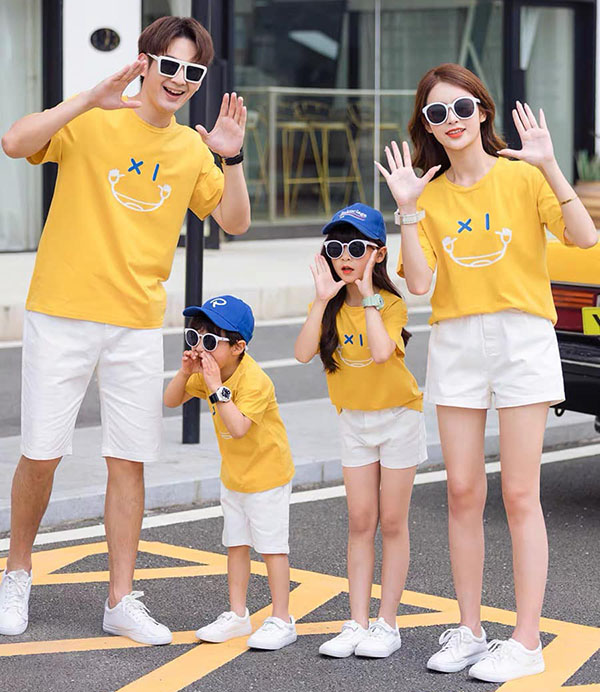 Mẫu quần áo thun gia đình màu vàng mix với quần kaki trắng