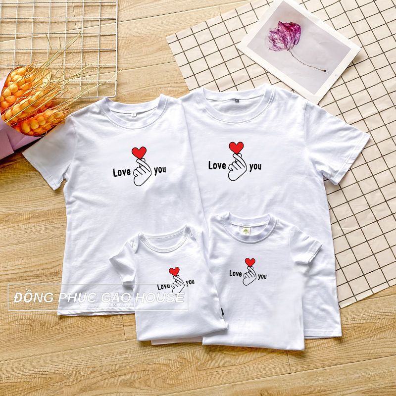 Mẫu đồng phục gia đình màu trắng in hình bàn tay bắn tim dễ thương