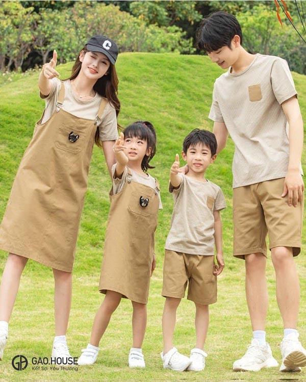 Mẫu áo cặp gia đình cho 4 người thiết kế đầm yếm đáng yêu
