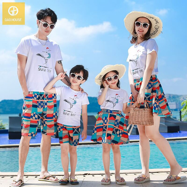 Bộ quần áo gia đình đi biển cho 4 người thiết kế hình in ấn tượng, màu sắc đẹp mắt