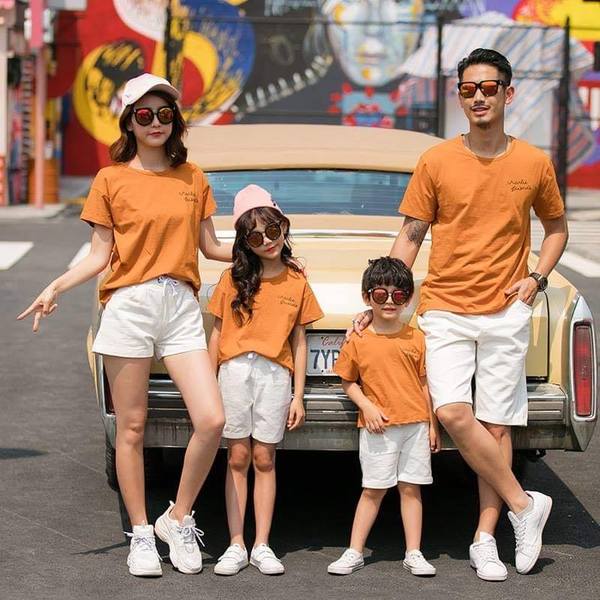 Mẫu áo gia đình 4 người đi dạo phố kiểu áo phông thiết kế đơn giản