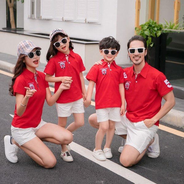 Áo gia đình màu đỏ mix cùng quần short trắng luôn mang lại vẻ ngoài tươi trẻ, năng động cho người mặc