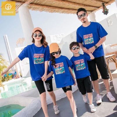 Với da sẫm, ngăm đen chọn những set áo gia đình màu xanh dương sẽ giúp người mặc trông khỏe khoắn, tươi sáng hơn