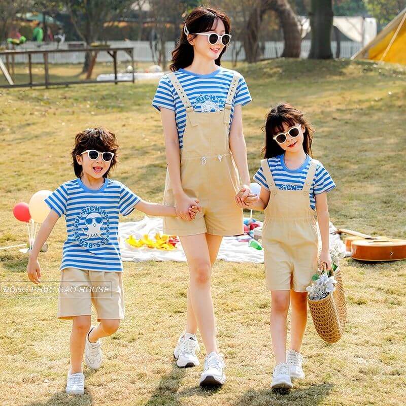 Mẫu áo gia đình kẻ sọc ngang mix cùng đầm yếm luôn được các chị em ưu tiên lựa chọn