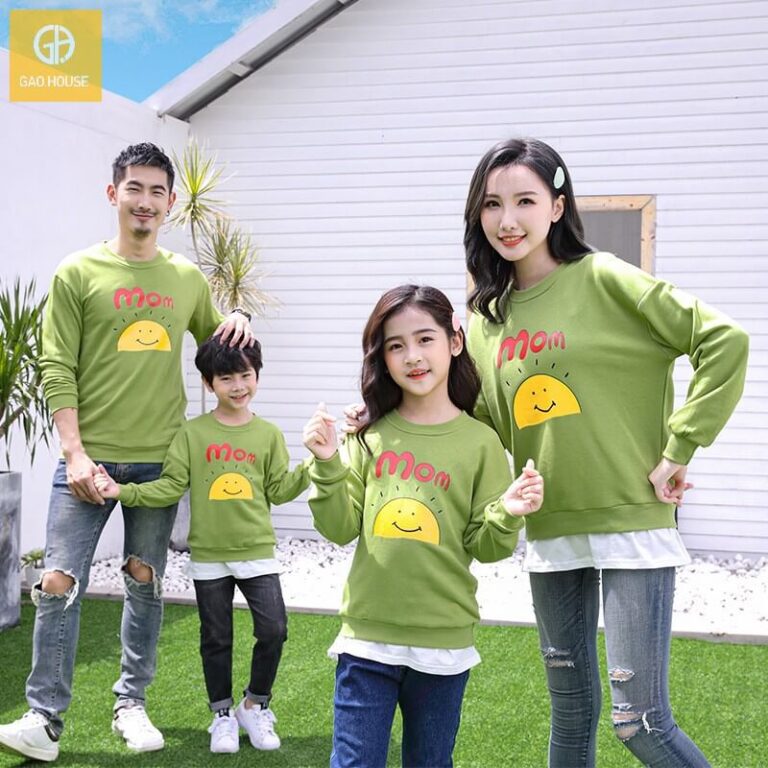 Áo đồng phục tạo sự gắn kết giữa các thành viên trong gia đình bởi sự đồng điệu về kiểu dáng, màu sắc, họa tiết hình in trên áo