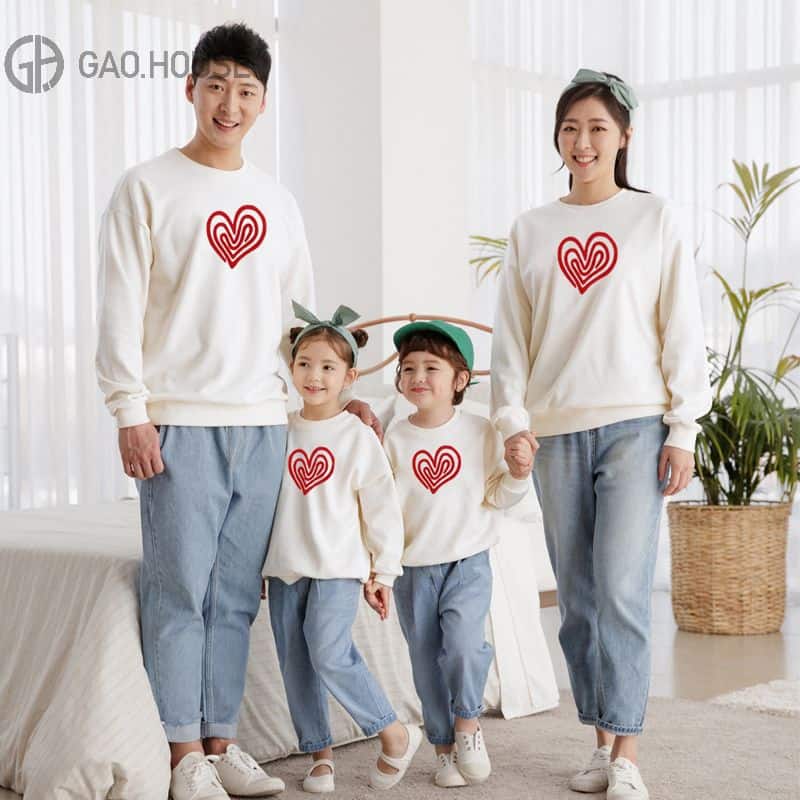 Mẫu đồng phục gia đình mùa đông 4 người hình in trái tim dễ thương