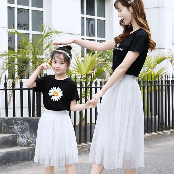 Set áo đôi màu đen mix váy trắng giúp trở nên thời trang