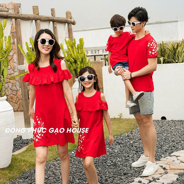Áo màu đỏ là xu hướng thời trang được nhiều gia đình ưa chuộng