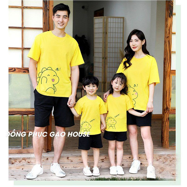 Mẫu đồng phục gia đình màu vàng luôn là lựa chọn số 1 của nhiều gia đình trẻ