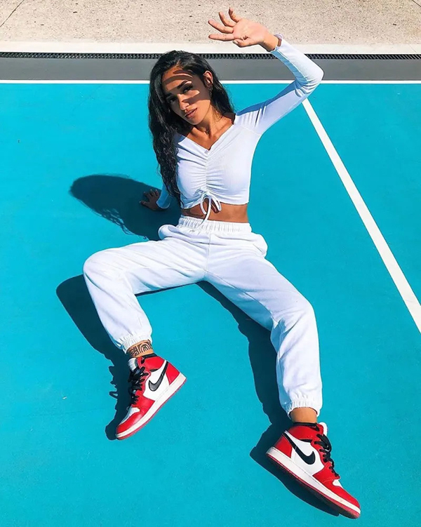 Giày Jordan kết hợp quần jogger + áo bra đầy cá tính