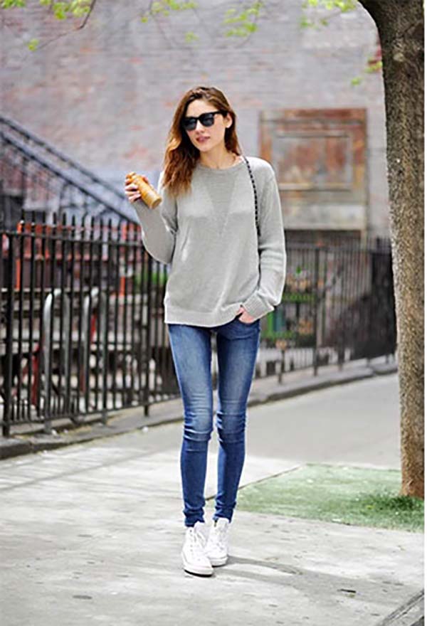quần jeans + giày sneaker + áo sweater