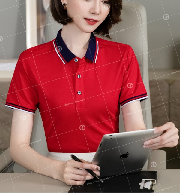 Mẫu áo phông đồng phục công ty màu đỏ tươi phối cổ tím than