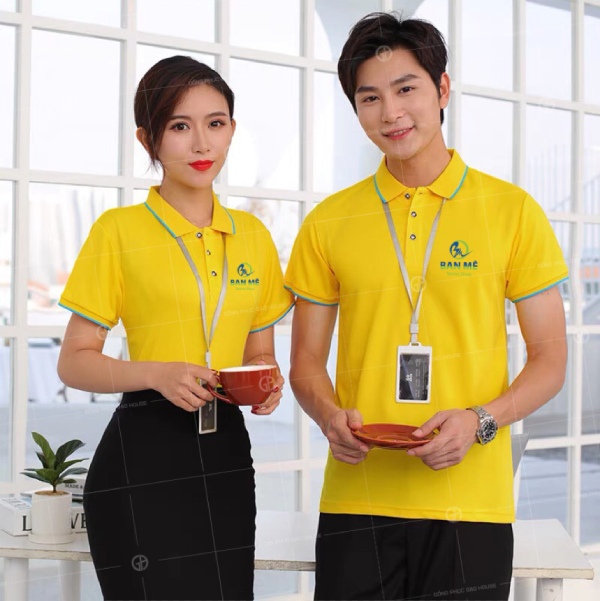 Mẫu áo phông đồng phục công ty màu vàng phối cổ xanh lá cây