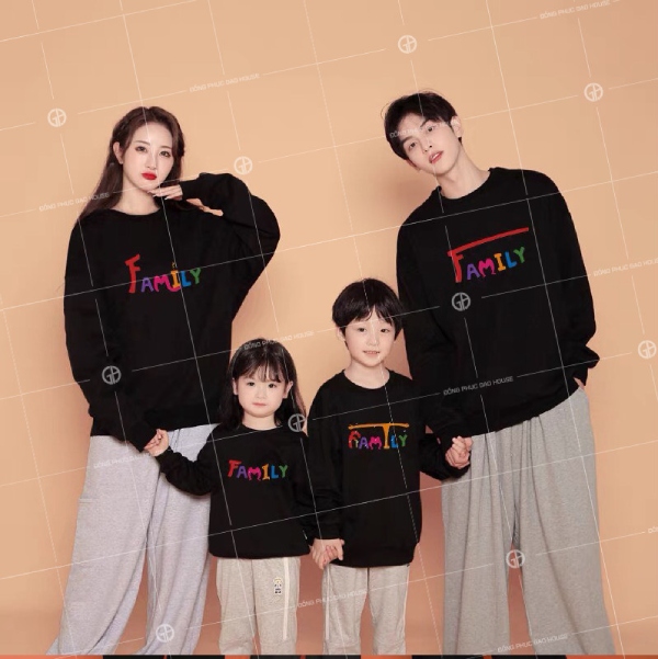Mẫu áo hoodie gia đình mùa đông màu đen in chữ Family