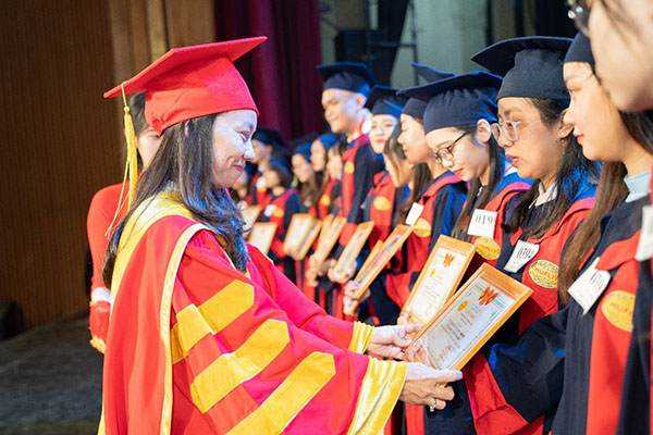 Áo đồng phục tốt nghiệp Đại học tin hoặc và ngoại ngữ