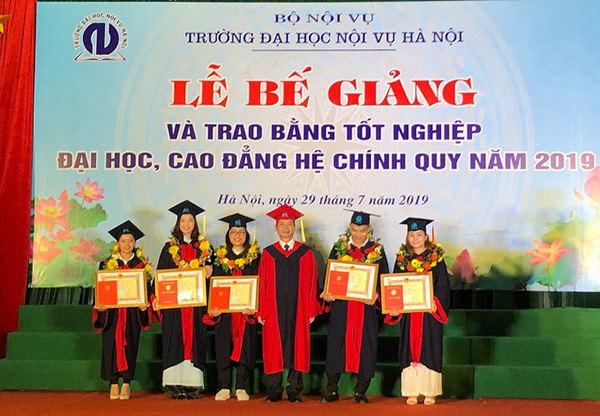 Áo tốt nghiệp trường Nội vụ Việt Nam