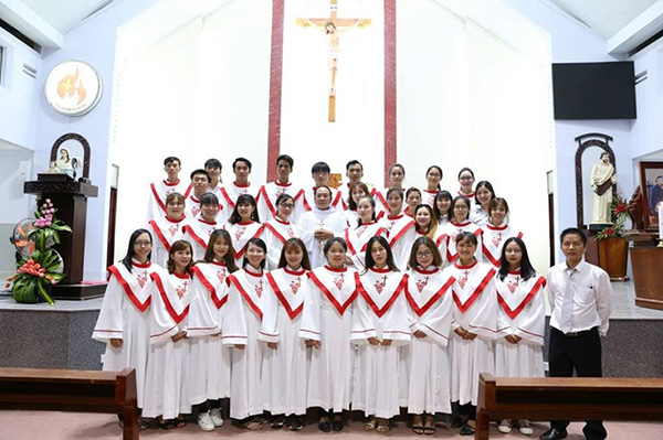 Đồng phục ca đoàn truyền thống của người Công giáo