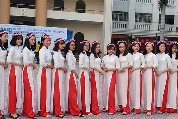 Mẫu áo dài đồng phục cho các nữ sinh của trường