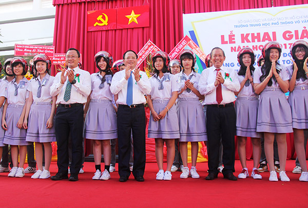 Chân váy nữ sinh trường Võ Văn Kiệt mang vẻ đẹp thanh lịch