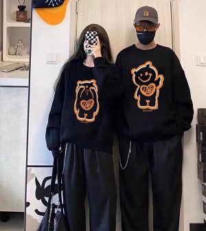 Áo đôi sweater nỉ bông mềm mịn với hình in dễ thương