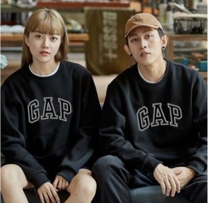Áo nỉ bông GAP basic với 2 màu đen, trắng