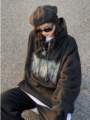 Áo hoodie màu đen, trắng thể hiện cá tính cực chất