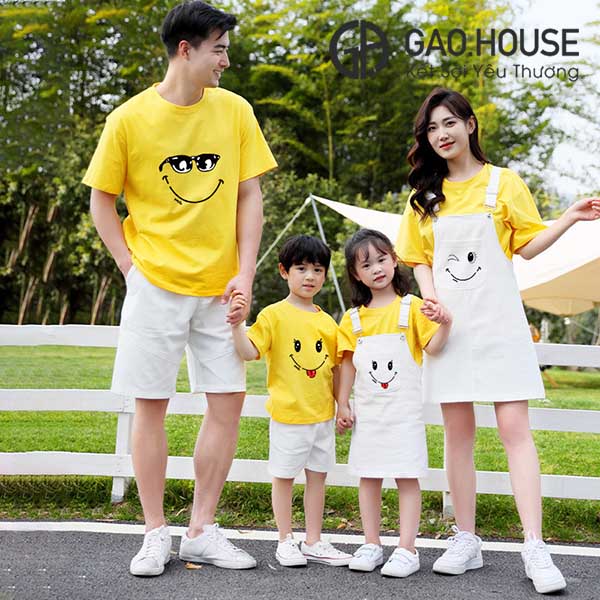 Áo gia đình màu vàng kết hợp váy yếm trắng mẹ và bé hot xu hướng 2023