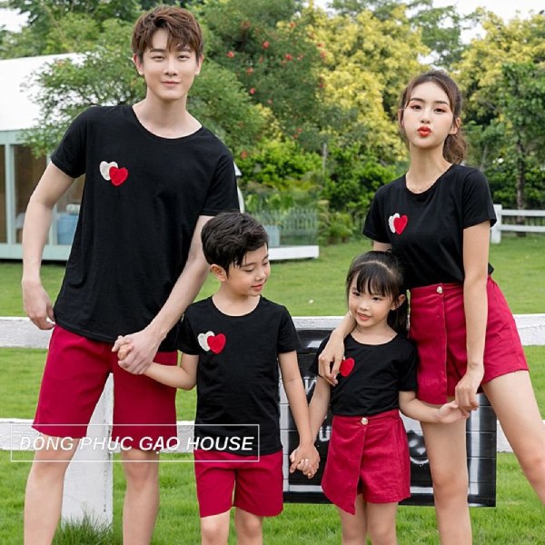 Mẫu đồng phục gia đình màu đen mix quần kaki đỏ nổi bật