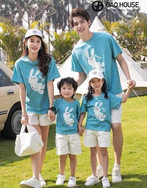 Áo gia đình màu xanh rêu cổ tròn phối quần short kaki
