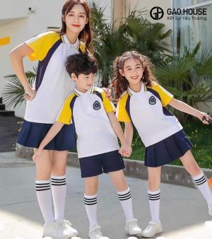 Đồng phục mẫu giáo màu trắng phối cầu vai vàng