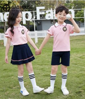 Mẫu áo đồng phục mầm non có cổ màu hồng nhạt
