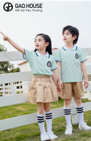 Mẫu áo đồng phục mầm non có cổ màu xanh nhẹ nhàng