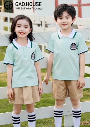 Mẫu áo đồng phục mầm non có cổ màu xanh nhẹ nhàng