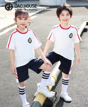 Mẫu áo đồng phục mầm non cổ tròn màu trắng cầu vai đỏ