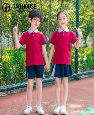 Đồng phục mầm non có cổ màu đỏ đô cổ lé trắng