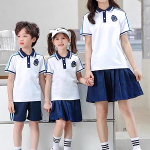 Mẫu áo đồng phục mẫu giáo có cổ màu trắng phối cầu vai