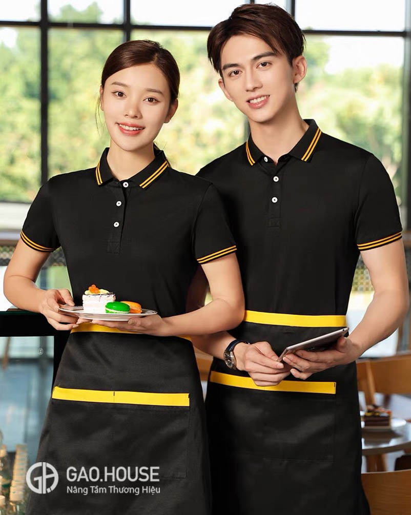 Mẫu áo đồng phục nhà hàng đẹp màu đen line vàng