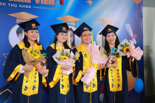 Áo tốt nghiệp đồng phục Đại học Nguyễn Tất Thành