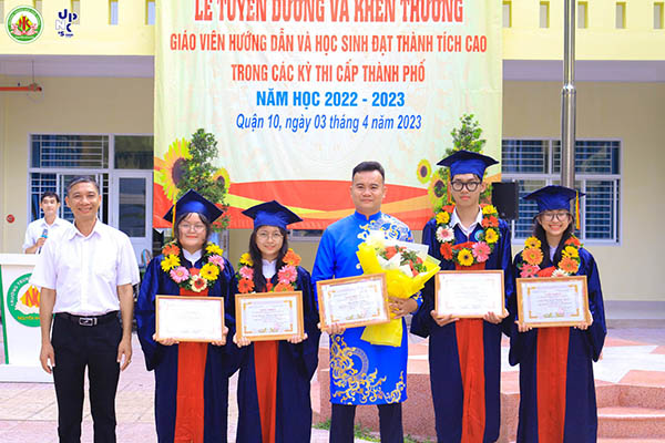 Áo tốt nghiệp đồng phục Nguyễn Khuyến